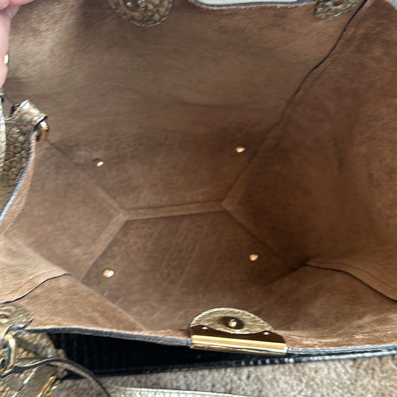 Beautiful Burberry SG Grain Metallic Small Canterbury Tote in Gold. - Picture 5 of 8